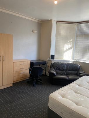 Room in a Shared House, Eden Drive, LS4 - Photo 1