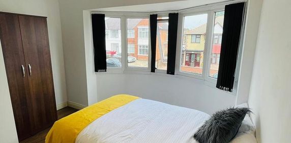 1 bedroom in a house share to rent - Photo 2