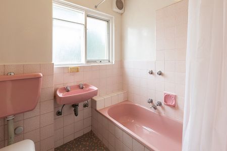 Stylish Ground Floor Apartment in Tranquil Cul-De-Sac Setting - Photo 4