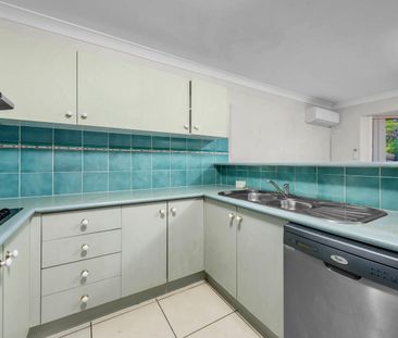 With New Floor Boards. Triple Air Conditioned Villa Style Townhouse... - Photo 4