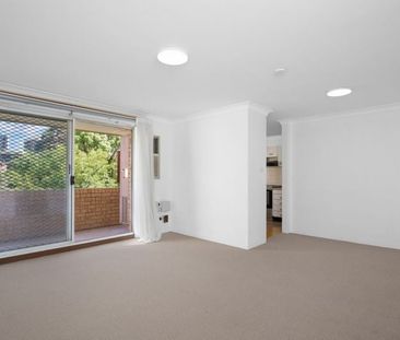 Updated Two Bedroom Apartment in Boutique Complex – Walk to Station - Photo 1