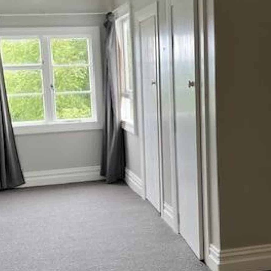 Handy two-bedroom - Photo 1