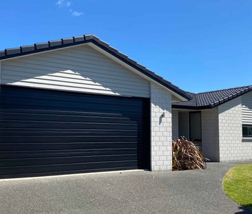 Brick and Tile Home in The Lakes - Photo 3