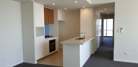 Luxury & C.B.D Located 3-Bedroom Apartment with Stunning City & District Views - Photo 4