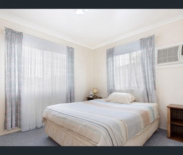 Well-Positioned Family Home Close to Shops, Schools & Waterfront - Photo 4