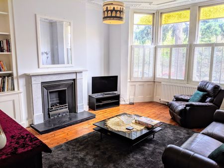 1 Bed Flat, Vanbrugh Hill, SE3 - Photo 2