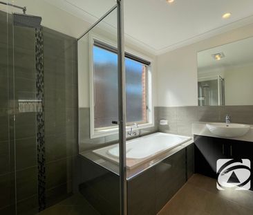 FAMILY HOME IN IN THE COLLEGE GREEN ESTATE! - Photo 3