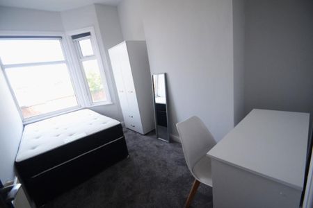 4 bedroom end of terrace house to rent - Photo 3