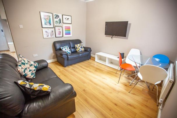 4 bedroom terraced house to rent - Photo 1