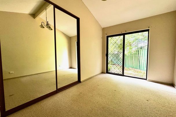 Six bedroom house with backyard and garage - Photo 1