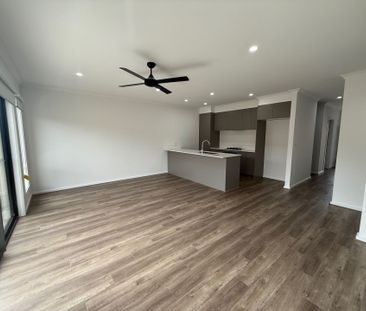 Stunning 4 Bedroom Family Home in Point Cook - Photo 4
