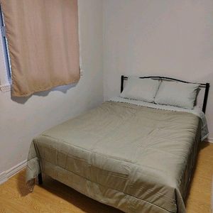 beau 3 1/2 meublé tt inclus métro joliette libre immédiatement - Photo 2