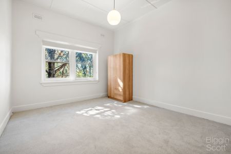 GRAND OLDER STYLE 2 BEDROOM FRESHLY RUFURBISHED - Photo 4