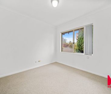 Spacious Riverside Townhouse in Prime Location - Photo 6