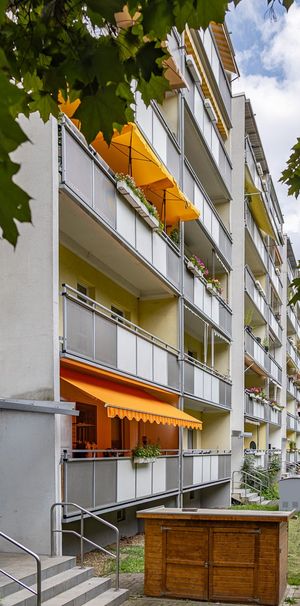 Familien willkommen: sanierte 3-Zimmerwohnung mit Balkon und Aufzug! - Photo 1