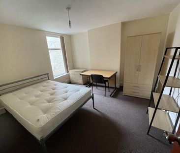 8 bedroom house to rent - Photo 1