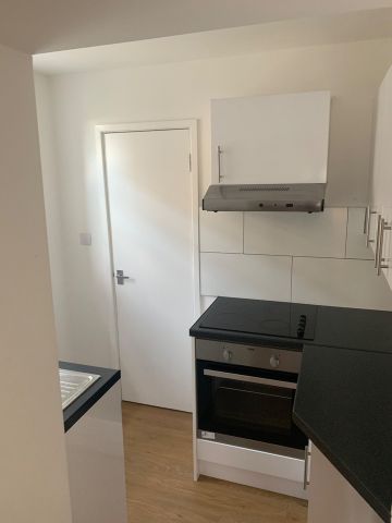 1 Bed Flat, Green Lanes, N13 - Photo 3