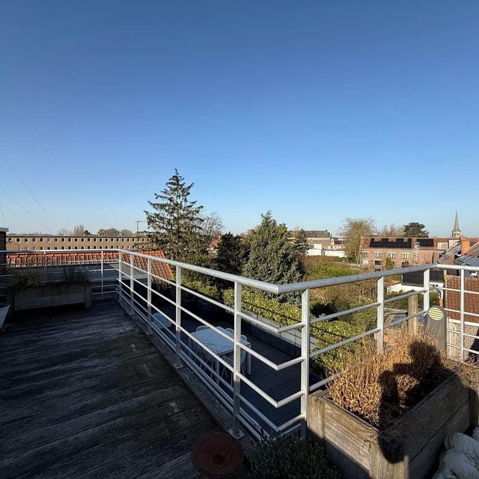 TE HUUR: Duplex appartement met twee slaapkamers en prachtig zonneterras. - Foto 1