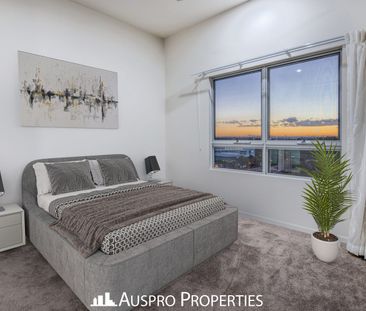 Prestigious Sub-Penthouse Living with Spectacular Views - Photo 6