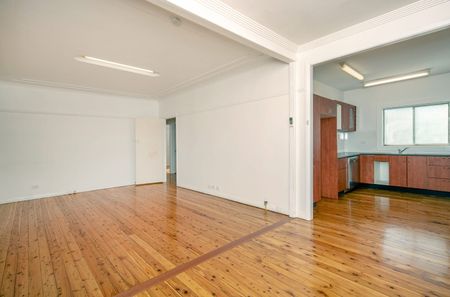 Charming Two Bedroom Home - Photo 5
