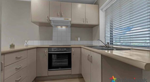 2-Bedroom Apartment for Rent in heart of Old Papatoetoe - Secure Parking + Balcony - Photo 1