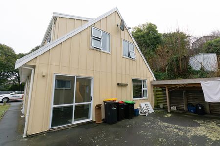 Spacious 5-Bedroom Flat – Prime Location. - Photo 2