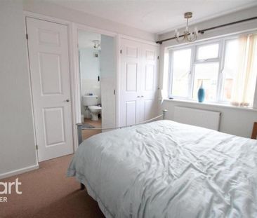 1 bedroom in a house share to rent - Photo 3