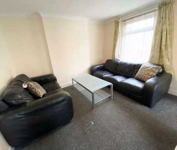 5 Bed House share in Winton - Photo 4