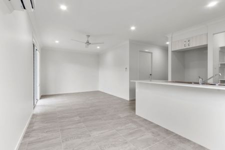 Modern 4-Bedroom Townhouse - Stylish Living in a Prime Location! - Photo 3