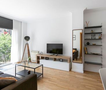 Bright 2-Bedroom Apartment in Eixample with Balcony - Photo 2