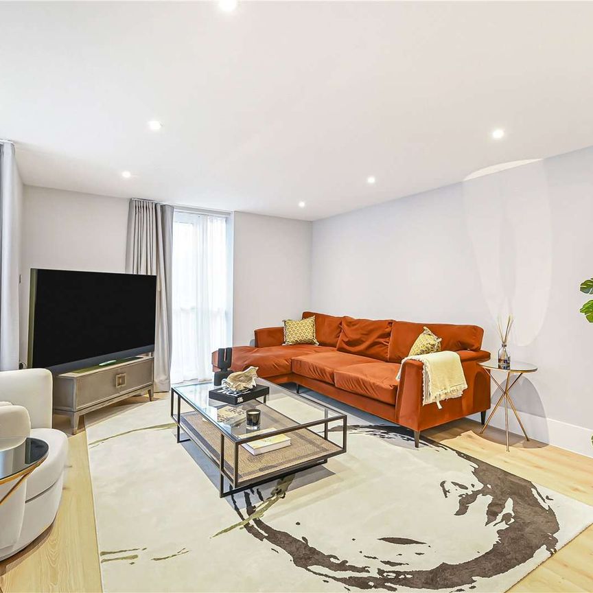 A stunning four bedroom apartment located right opposite Baker Street tube station. - Photo 1