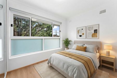 Renovated Two-Bedroom Apartment – Prime Location - Photo 3