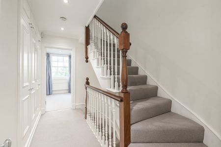 Cadogan Lane, London, SW1X - Photo 3