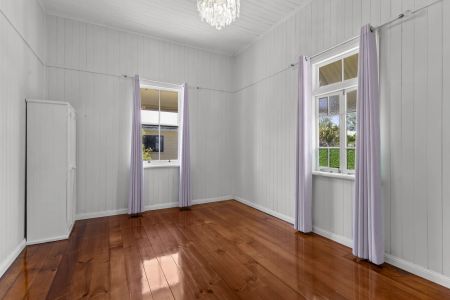 Stunning traditional Queenslander, walk to beach - Photo 5