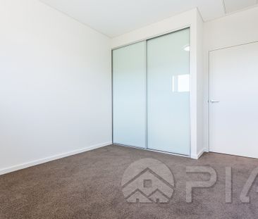 Modern 3 Bedroom TOP FLOOR Apartment Available For Lease!! - Photo 2