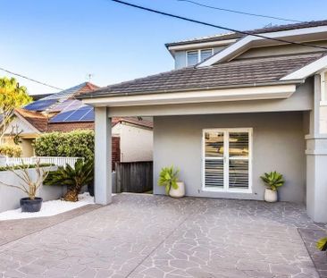 Stunning 4-Bedroom Family Home with Pool – Walk to Coogee Beach - Photo 2