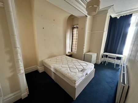 4 bedroom flat to rent - Photo 4