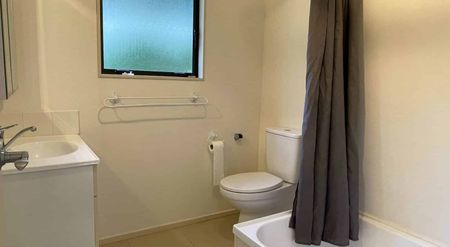 Sunny, neat, freestanding home - Photo 5