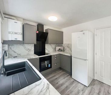 2 bedroom mews to rent - Photo 3
