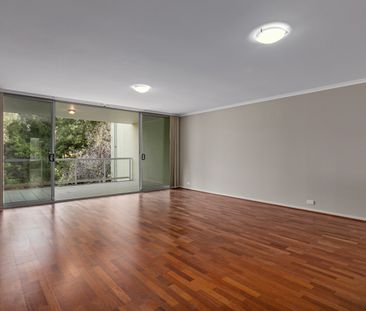 Light filled three bedroom apartment - Photo 6