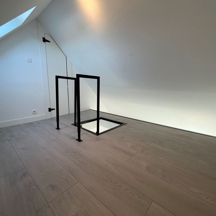 PRACHTIG DUPLEX APPARTEMENT (102m²) MET 1 SLAAPKAMER, TERRAS, AUTOSTAANPLAATS EN BERGING - Photo 1