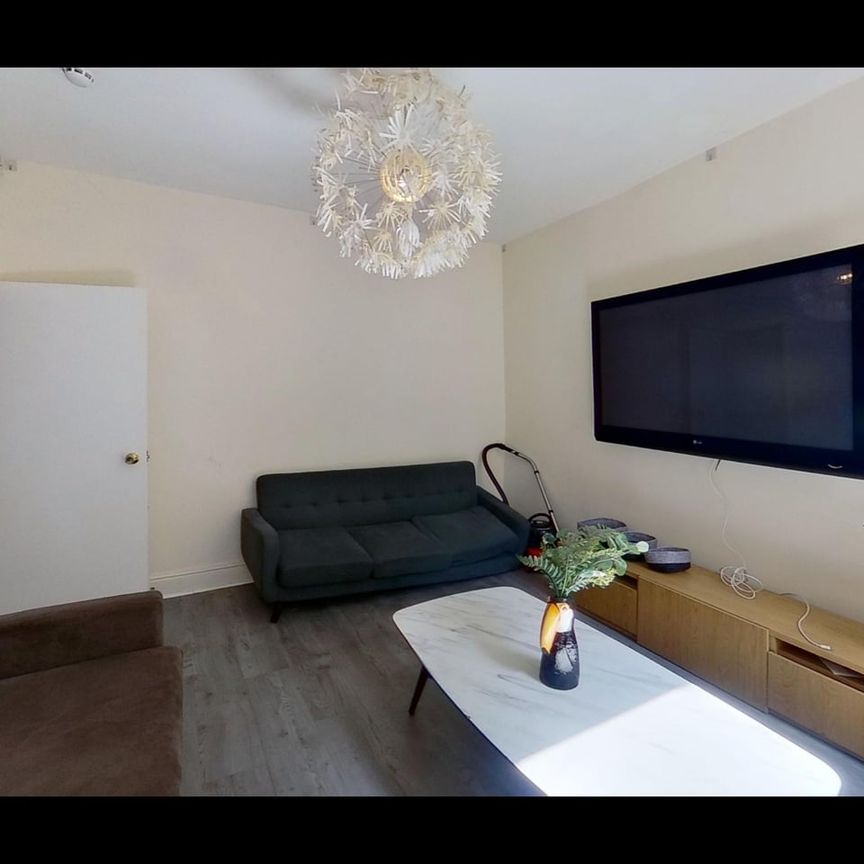 Room in a Shared House, Rothesay Avenue, NG7 - Photo 1
