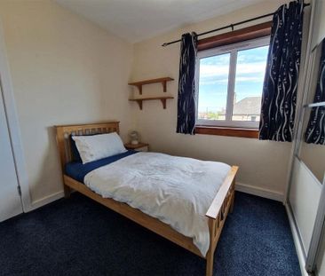 3 bedroom flat to rent - Photo 4