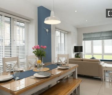 Room for rent in 4-bedroom house in Rathcoole, Dublin - Photo 2