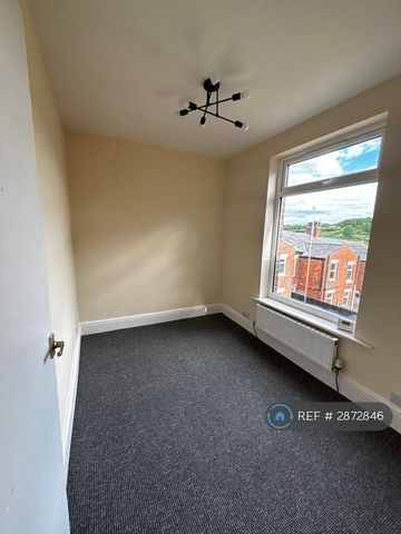 4 bedroom semi-detached house to rent - Photo 5