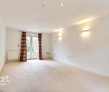 4 bedroom detached house to rent - Photo 2