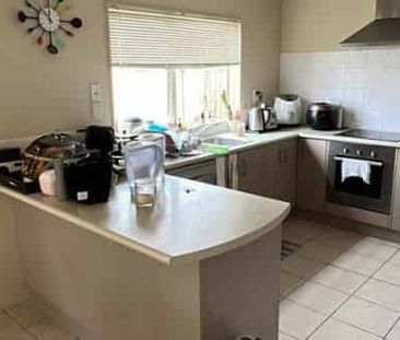 Light and bright in Northcross - minor dwelling also available - Photo 3