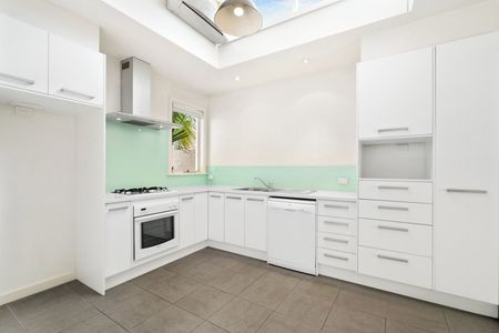 TWO BEDROOM VICTORIAN IN GREAT LOCATION - Photo 5