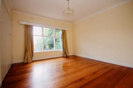 4 Bed, 2 Bath - Photo 2