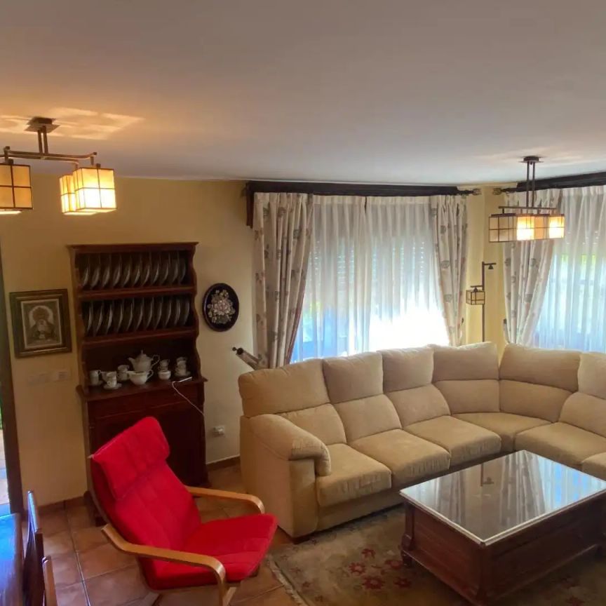 Casa adosada de alquiler en Ribadesella - Foto 1